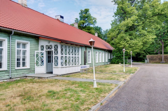 Langes Haus - Museum der Tuchfabrik von Kärdla und das ehemalige Direktorenhaus